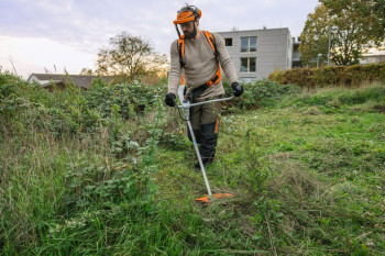 STIHL Akku-Motorsense FSA 200 - AP-System (ohne Akku & Ladegerät), Doppelschultergurt