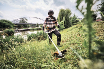 STIHL Akku-Motorsense FSA 250 - AP-System (ohne Akku & Ladegerät), Universalgurt ADVANCE