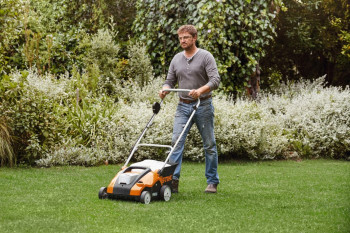 STIHL Akku-Rasenlüfter RLA 240 - AK-System, Vertikutierer (ohne Akku & Ladegerät)