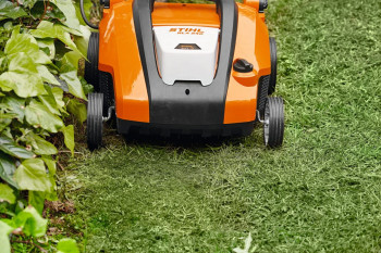 STIHL Akku-Rasenlüfter RLA 240 - AK-System, Vertikutierer (ohne Akku & Ladegerät)